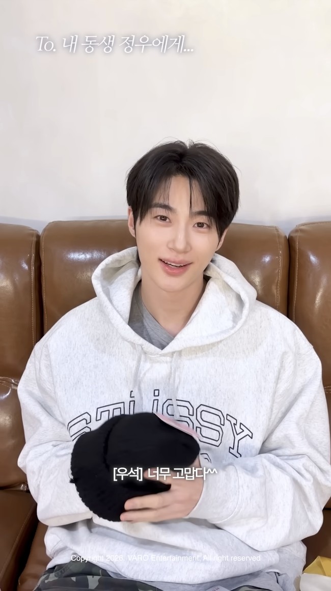 Momen kocak Byeon Woo Seok memakai beanie wig ini terekam dalam konten Imlek yang diunggah Varo Entertainment. Awalnya ia mengira hadiah yang didapatnya dari aktor Park Jeong Woo hanya beanie biasa, tapi ternyata ada ‘bonus’ rambut panjang yang langsung bikin ia speechless dan ngakak. Foto: dok. Varo Entertainment