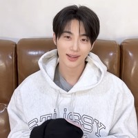 Momen kocak Byeon Woo Seok memakai beanie wig ini terekam dalam konten Imlek yang diunggah Varo Entertainment. Awalnya ia mengira hadiah yang didapatnya dari aktor Park Jeong Woo hanya beanie biasa, tapi ternyata ada ‘bonus’ rambut panjang yang langsung bikin ia speechless dan ngakak. Foto: dok. Varo Entertainment