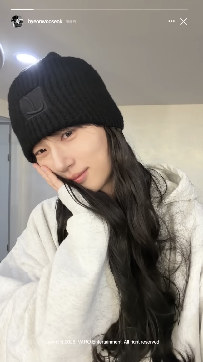 Dalam sebuah wawancara, Byeon Woo Seok mengaku kaget melihat dirinya setelah didandani memakai wig di lokasi syuting. Ia merasa seperti melihat kakak perempuannya saat bercermin. Begitu pula sang kakak juga sempat merasa menonton dirinya sendiri saat Byeon Woo Seok muncul di drama tersebut. Foto: dok. Varo Entertainment