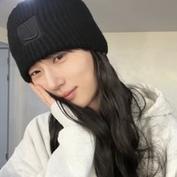 Dalam sebuah wawancara, Byeon Woo Seok mengaku kaget melihat dirinya setelah didandani memakai wig di lokasi syuting. Ia merasa seperti melihat kakak perempuannya saat bercermin. Begitu pula sang kakak juga sempat merasa menonton dirinya sendiri saat Byeon Woo Seok muncul di drama tersebut. Foto: dok. Varo Entertainment