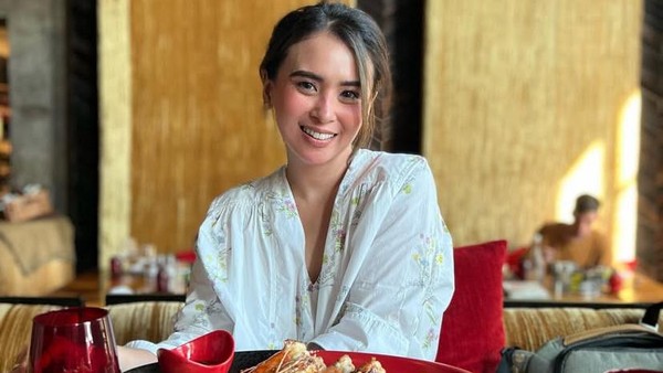 Cantiknya Ayushita saat Ngemil Bolu Pisang hingga Makan Steak di Bali