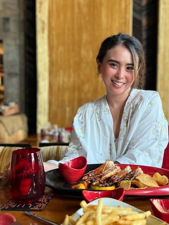 Cantiknya Ayushita saat Ngemil Bolu Pisang hingga Makan Steak di Bali