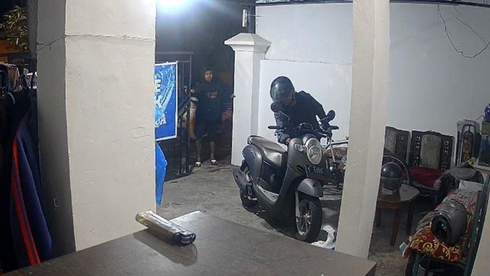 CCTV menampilkan maling Motor yang beraksi di Kota Mojokerto