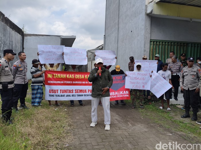 Warga desa Damarsi menggelar aksi unjuk rasa menolak peralihan tanah kas desa