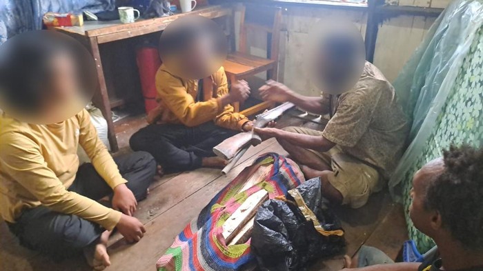 Dua anggota OPM di Pegunungan Bintang menyerahkan senjata api kepada Koops Swasembada.