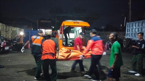 Evakuasi jenazah di gudang PT Harapan Jaya, Denpasar , Selasa (17/2/2026). (Dok: Polresta Denpasar)