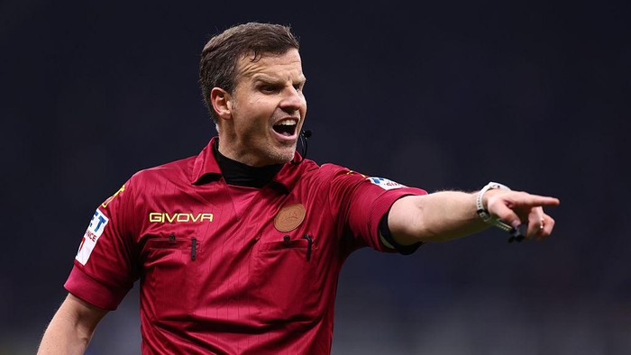 STADIO GIUSEPPE MEAZZA, MILANO, ITALY - 2026/02/14: Official referee, Federico La Penna, gestures during the Serie A football match between Fc Internazionale and Juventus Fc. Fc Internazionale wins 3-2 over Juventus Fc. (Photo by Marco Canoniero/Ligh