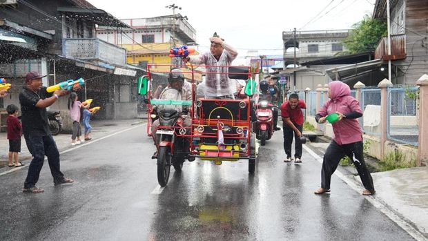 Kapolda Riau Irjen Pol Herry Heryawan ikut memeriahkan Festival Cian Ciu di Kecamatan Selatpanjang, Kabupaten Kepulauan Meranti, Riau, Senin (17/2/2026).