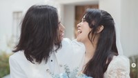 Ayushita pada momen bahagia itu memakai gaun pengantin klasik berwarna putih dan Gerald dengan jas putih dengan desain timeless. Instagram pasangan ini langsung dibanjiri ucapan selamat dari sahabat dan teman-teman artis. Selamat dan langgeng buat kalian berdua. Foto: Instagram @geraldsitumorang