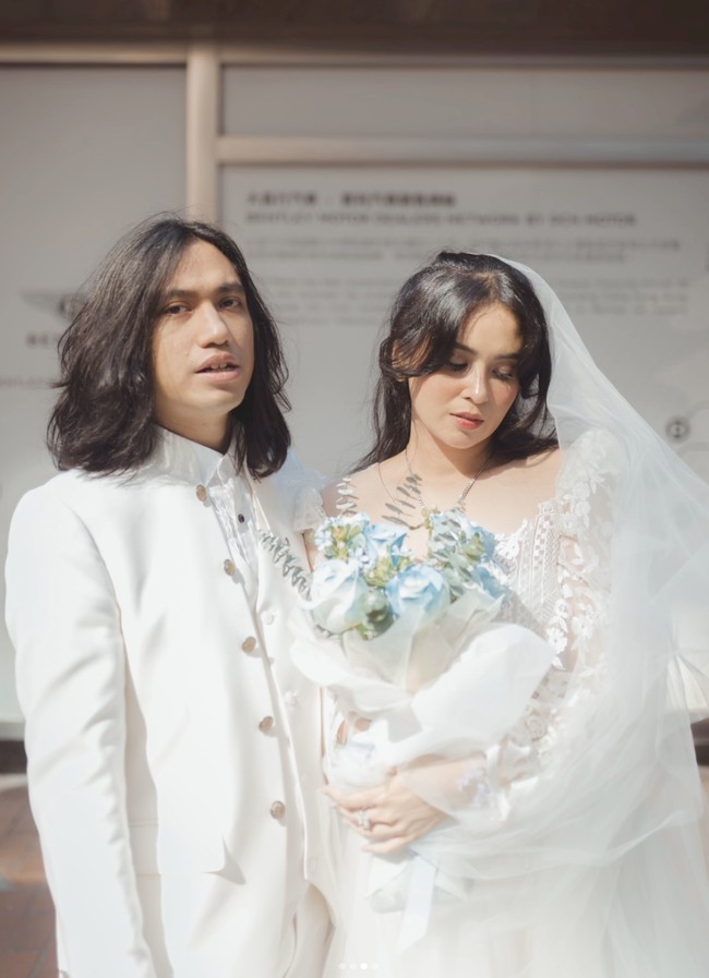 Rambut dibiarkan tergerai dengan tatanan gelombang lembut yang memperkuat nuansa bohemian-romantic. Foto: Instagram @geraldsitumorang