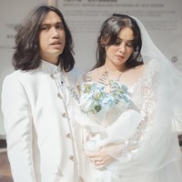 Rambut dibiarkan tergerai dengan tatanan gelombang lembut yang memperkuat nuansa bohemian-romantic. Foto: Instagram @geraldsitumorang