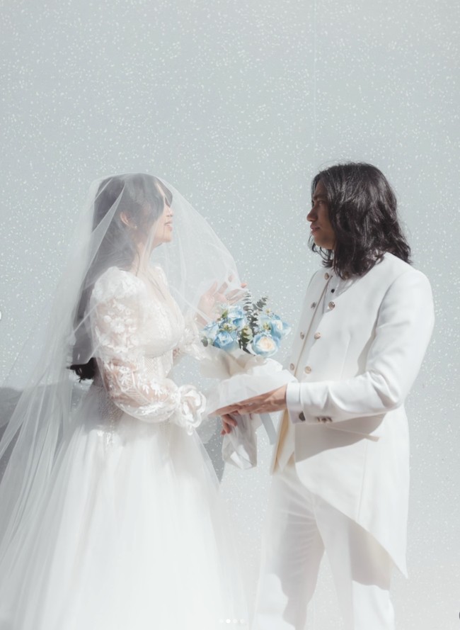 Bintang film ‘Home Sweet Loan’ ini merias wajahnya dengan makeup soft romantic bernuansa peach-pink. Foto: Instagram @geraldsitumorang