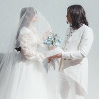 Bintang film ‘Home Sweet Loan’ ini merias wajahnya dengan makeup soft romantic bernuansa peach-pink. Foto: Instagram @geraldsitumorang