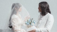 Ayushita memang aktris yang gak pernah umbar kisah asmaranya, termasuk dengan gitaris Barasuara ini. Namun, Raffi Ahmad sempat spill hubungan Ayushita pada Oktober 2025, Dia main gitar kan, gondrong kan? kata Raffi Ahmad kepada Ayushita kala itu. Foto: Instagram @geraldsitumorang