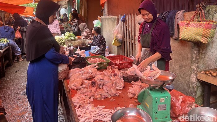 Harga ayam potong di Pasar Kuto Palembang mengalami kenaikan.