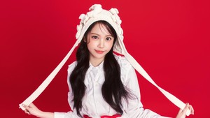 Carmen juga mengenakan aksesori kepala rajutan berwarna putih. (Foto: dok. SM Entertainment)