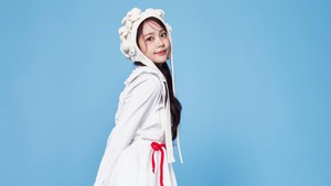 Carmen tampil dalam busana putih dihiasi pita merah. (Foto: dok. SM Entertainment)