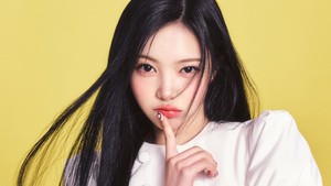 Gaya Ian dengan rambut panjang lurusnya. (Foto: dok. SM Entertainment)