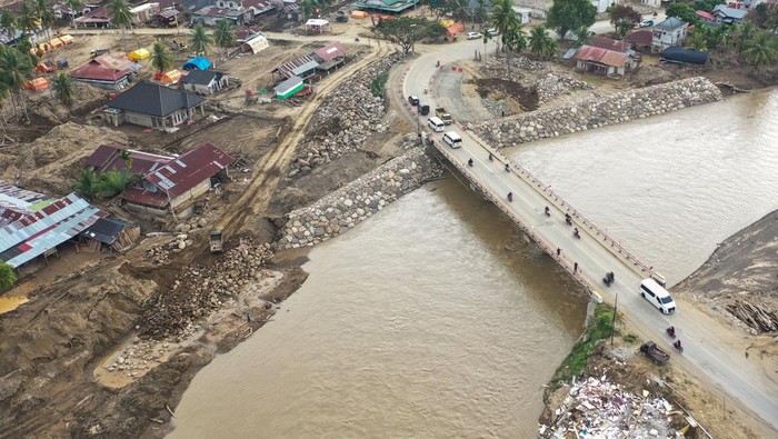 Foto udara pembangunan tanggul Sungai Krueng Meureudu di Kecamatan Meurah Dua, Kabupaten Pidie Jaya, Aceh, Senin (16/2/2026). Pembangunan tanggul sungai tersebut sebagai upaya menormalisasi Sungai Krueng Meureudu pascabencana hidrometeorologi yang terjadi pada November 2025 di daerah itu. ANTARA FOTO/Arnas Padda/wsj.