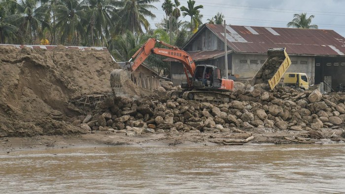 Foto udara pembangunan tanggul Sungai Krueng Meureudu di Kecamatan Meurah Dua, Kabupaten Pidie Jaya, Aceh, Senin (16/2/2026). Pembangunan tanggul sungai tersebut sebagai upaya menormalisasi Sungai Krueng Meureudu pascabencana hidrometeorologi yang terjadi pada November 2025 di daerah itu. ANTARA FOTO/Arnas Padda/wsj.