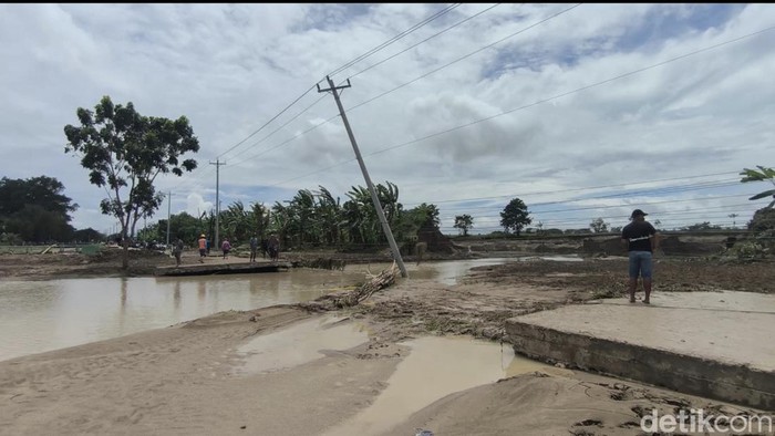 Jalan cor beton di Jalur Semarang-Purwodadi putus diterjang banjir bandang tanggul Sungai Tuntang Demak yang jebol pada Senin (16/2). Foto diambil pada Selasa (17/2).