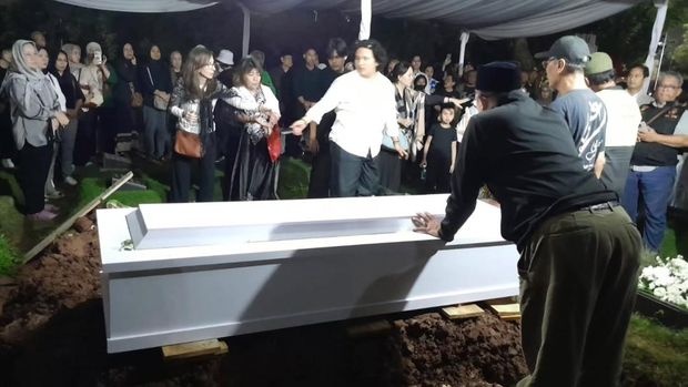 Jenazah pilot pesawat Smart Air Egon Erawan dimakamkan di TPU Tanah Kusir, Kebayoran Lama, Jakarta Selatan.