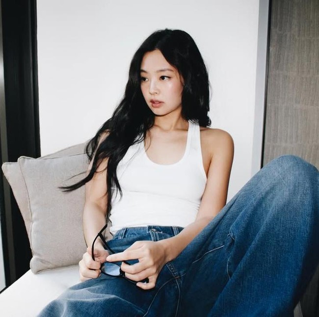 Potret Jennie BLACKPINK Cantik Effortless Pakai Singlet Putih di New York