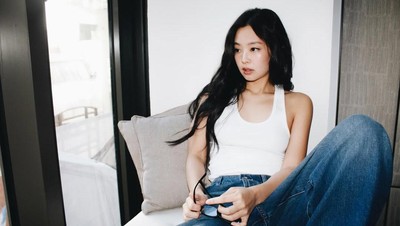 Potret Jennie BLACKPINK Cantik Effortless Pakai Singlet Putih di New York