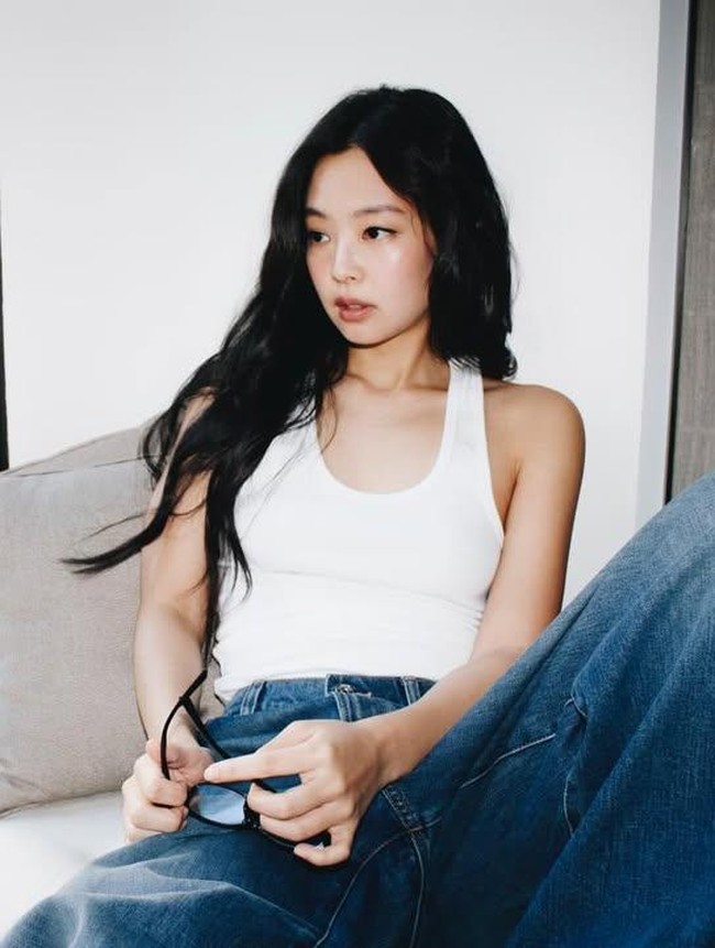 Potret Jennie BLACKPINK Cantik Effortless Pakai Singlet Putih di New York