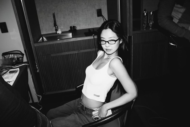 Bayoneta glasses yang dikenakan Jennie BLACKPINK semakin membuat penggemar terpana. Sama seperti yang ia kenakan saat fashion show. Foto: Instagram