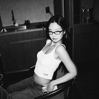 Bayoneta glasses yang dikenakan Jennie BLACKPINK semakin membuat penggemar terpana. Sama seperti yang ia kenakan saat fashion show. Foto: Instagram