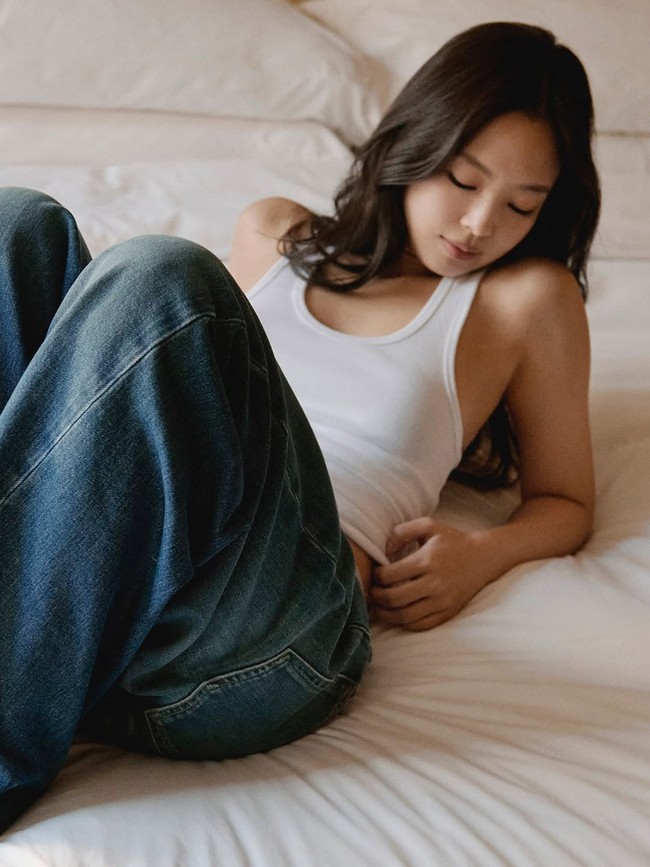 Untuk bawahannya, ia memakai celana jeans high waisted model wide-leg, memberi kesan chic. Foto: Instagram