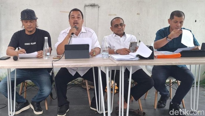 Kader NasDem Kota Jambi Andrew saat sampaikan soal gugatan dan laporan terkait PAW