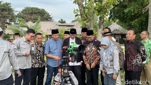 Kanwil Kemenag Bali bersama BMKG Wilayah III Denpasar melakukan rukyatul hilal di Pantai Patra, Kuta, Badung, Selasa (17/2/2026).