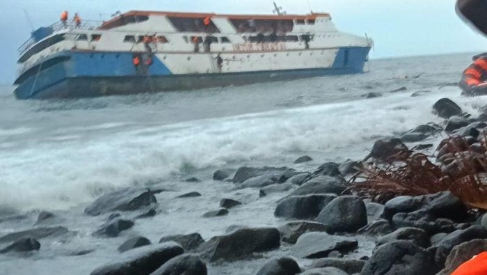 KM Intim Teratai rute Halsel-Ternate, karam di perairan Pulau Makian Malut, Selasa (17/2).
