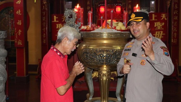 Kapolres Gresik Tinjau Pengamanan di Klenteng Kim Hin Kiong, Pastikan Imlek Aman dan Kondusif