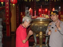 Kapolres Gresik Tinjau Pengamanan Imlek di Klenteng Kim Hin Kiong