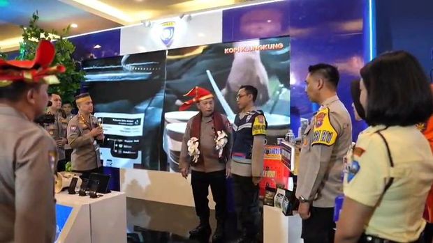 Kapolri Jenderal Listyo Sigit Prabowo meninjau program KOBIN.