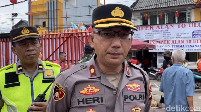Kapolsek Seberang Ulu I, AKP Heri saat melakukan pengamanan di sekitar lokasi Kelenteng Kwan Im, Palembang, Sumatera Selatan
