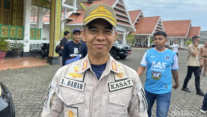 Kasatpol PP Andi Baharuddin menyiapkan posko pengamanan Ramadan yang dipusatkan di Kantor Satpol PP Bone.