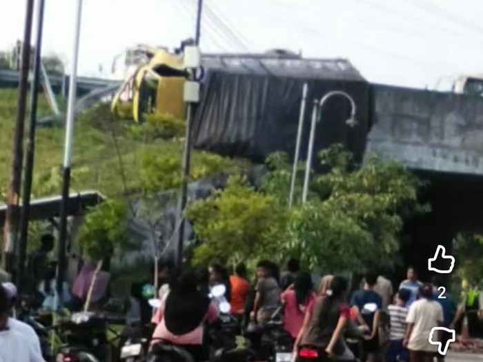 Truk muatan semangka asal Lampung tujuan Surabaya terguling di tol Nganjuk