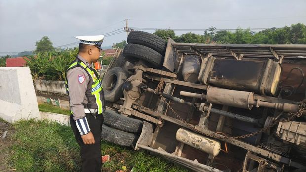 Kecelakaan truk di tol Nganjuk Truk muatan semangka asal Lampung tujuan Surabaya terguling di tol Nganjuk