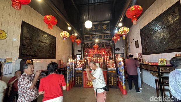 Kelenteng Pak Kik Bio-Hian Thian Siang Tee Surabaya Ribuan umat memadati Klenteng Pak Kik Bio-Hian Thian Siang Tee di Jalan Jagalan, Surabaya, dalam perayaan Tahun Baru Imlek 2577 Kongzili.