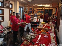 Sambut Imlek, Keluarga Tionghoa di Kupang Gelar Ritual Bakar Uang Arwah