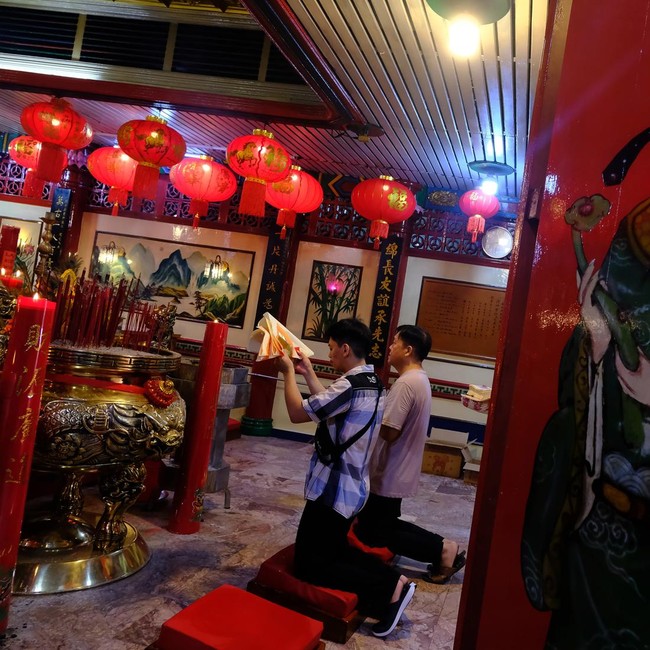 Khidmat Sembahyang Imlek di Berbagai Daerah