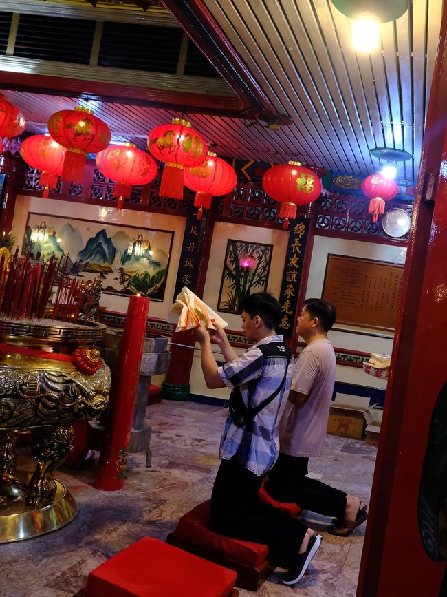 Khidmat Sembahyang Imlek di Berbagai Daerah