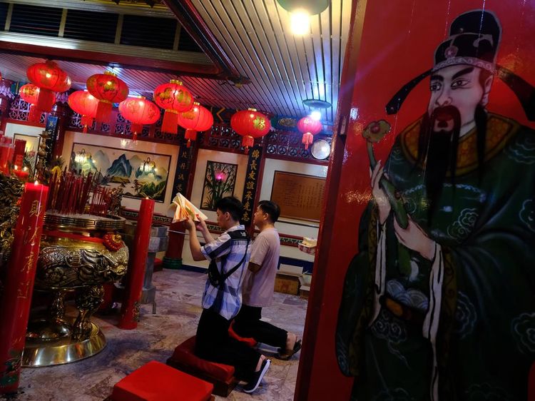 Khidmat Sembahyang Imlek di Berbagai Daerah