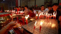 Warga keturunan Tionghoa menyalahkan lilin saat bersembahyang malam pergantian Tahun Baru Imlek 2577 Kongzili di Vihara Dharma Bakti, Banda Aceh, Aceh, Selasa (17/2/2026). Sembahyang jelang Tahun Baru Imlek 2577 Kongzili tersebut sebagai ungkapan rasa syukur atas segala rezeki yang diberikan oleh Tuhan Yang Maha Kuasa sekaligus untuk pengharapan kehidupan lebih baik di Tahun Kuda Api mendatang. Foto: ANTARA FOTO/Akramul Muslim