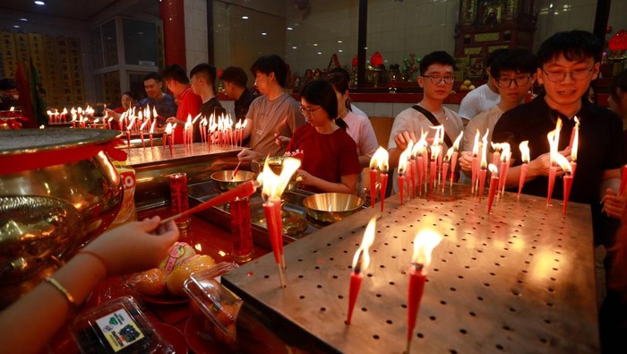 Warga keturunan Tionghoa menyalahkan lilin saat bersembahyang malam pergantian Tahun Baru Imlek  2577 Kongzili di Vihara Dharma Bakti, Banda Aceh, Aceh, Selasa (17/2/2026). Sembahyang jelang Tahun Baru Imlek 2577 Kongzili tersebut sebagai ungkapan rasa syukur atas segala rezeki yang diberikan oleh Tuhan Yang Maha Kuasa sekaligus untuk pengharapan kehidupan lebih baik di Tahun Kuda Api mendatang. ANTARA FOTO/Akramul Muslim/bar