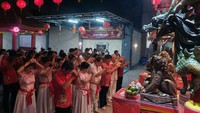 Sejumlah warga keturunan Tionghoa melaksanakan persembahyangan pembuka Tahun Baru Imlek di Wihara Dharma Cattra, Tabanan, Bali, Selasa (17/2/2026). Persembahyangan Imlek tersebut digelar mulai pukul 00.01 WITA dengan diikuti puluhan umat serta diisi ritual menyalakan lilin sebagai simbol penerangan kehidupan dalam perayaan Tahun Baru Imlek 2577 Kongzili. Foto: ANTARA FOTO/Nyoman Hendra Wibowo